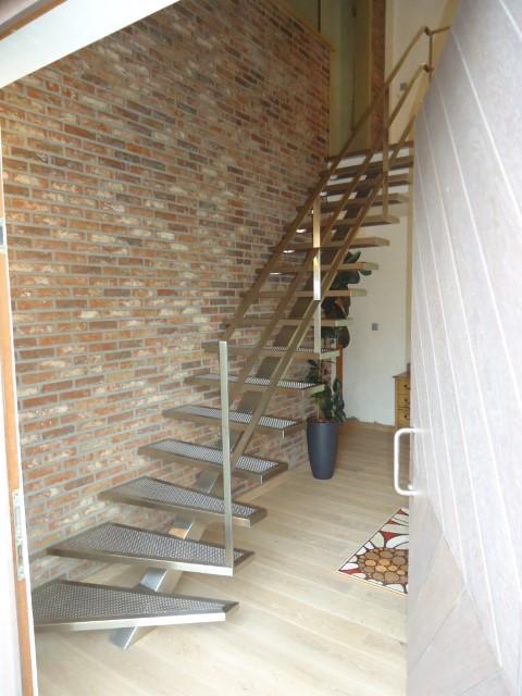 escalier droit avec 1 limon en inox avec marches perfo