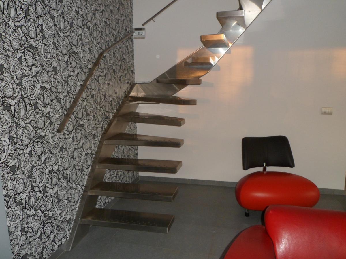 escalier en colimaçon avec 1 limon latéral, marches en inox et antidérapant