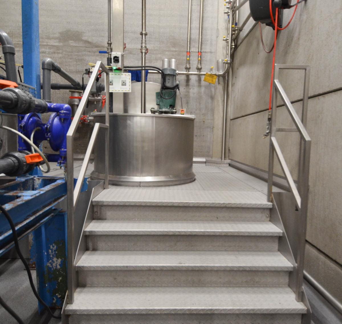 Platform incl. trap, trapleuning, ketels, vloerluiken - Traanplaat - Inox