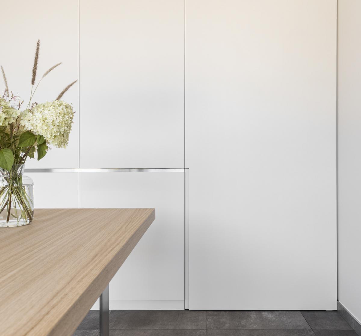 Opbergen - Legbanken + Detail in kasten - Inox rechtlijnig geborsteld