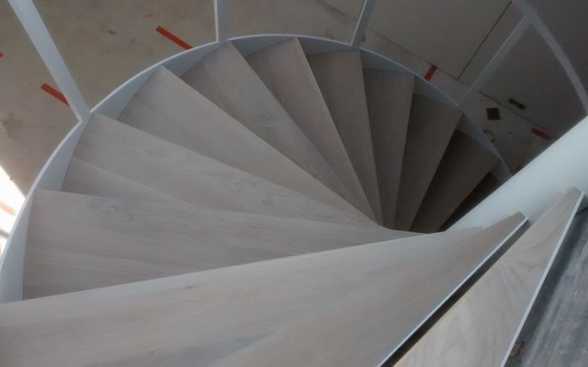 escalier en colimaçon en acier laqué avec marches en bois