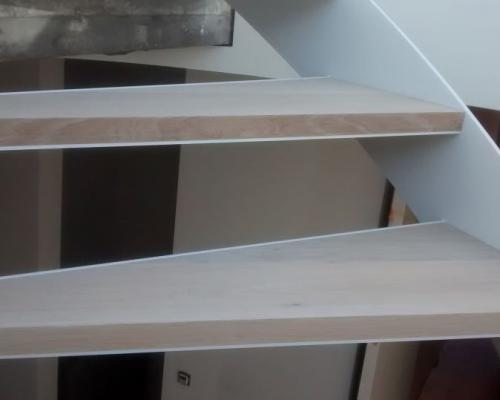 escalier en colimaçon en acier laqué avec marches en bois - rampe laqué avec interstices verticales