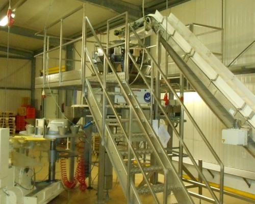 plate-forme en inox avec des escaliers terminés par une plaque à damier