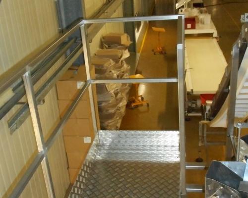 plate-forme en inox avec des escaliers terminés par une plaque à damier