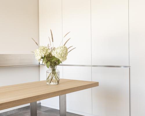 Opbergen - Legbanken + Detail in kasten - Inox rechtlijnig geborsteld