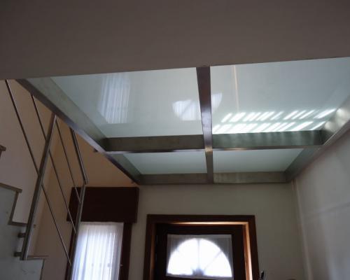 glazen passerelle met een balustrade met 3 horizontale tussenstijlen