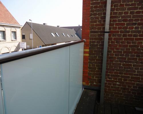 balustrade de terrasse en verre serrée entre des profils