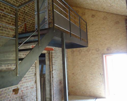 escalier droit en acier avec palier et marches avec profilage antidérapant - traverses horizontales - balustrade et palier avec traverses horizontales combiné avec plaque perfo