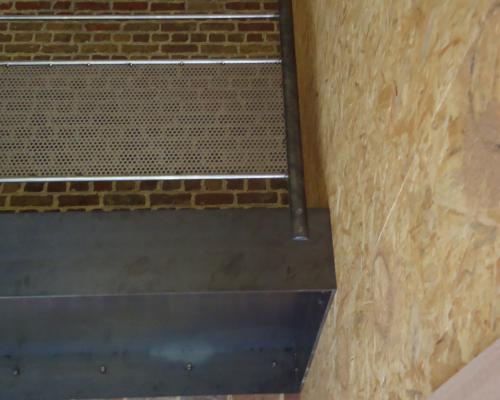 escalier droit en acier avec palier et marches avec profilage antidérapant - traverses horizontales - balustrade et palier avec traverses horizontales combiné avec plaque perfo