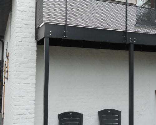 balustrade in gelakt staal met horizontale stijlen gecombineerd met perfo plaat