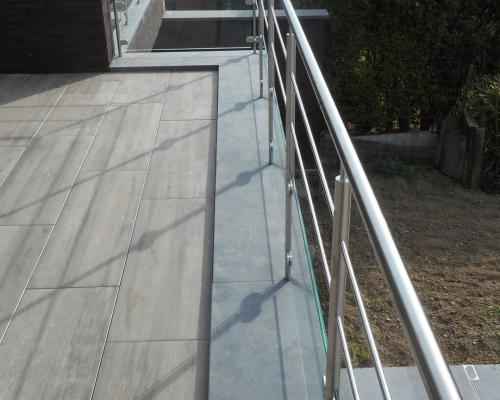 inox balustrade met glas gecombineerd met horizontale tussenstijlen