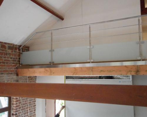 inox balustrade met onderaan mat glas gecombineerd met horizontale tussenstijlen