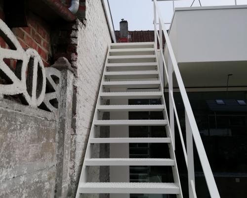 Escalier avec 2 limons - main courante et balustrade avec traverses horizontales