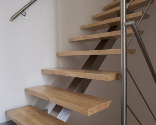 escalier en colimaçon avec un limon, main courante, main courante avec styles horizontaux et une balustrade en verre