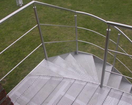 inox draaitrap met 2 trapbomen-leuning en balustrade met horizontale tussenstijlen