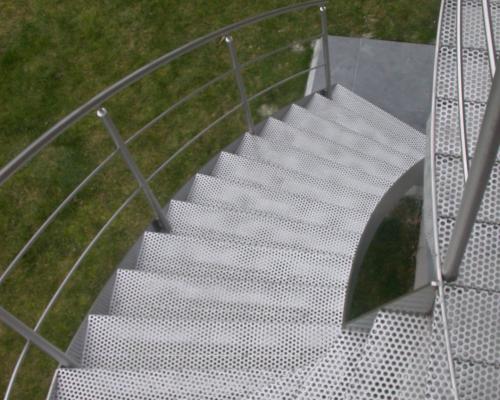 inox draaitrap met 2 trapbomen-leuning en balustrade met horizontale tussenstijlen