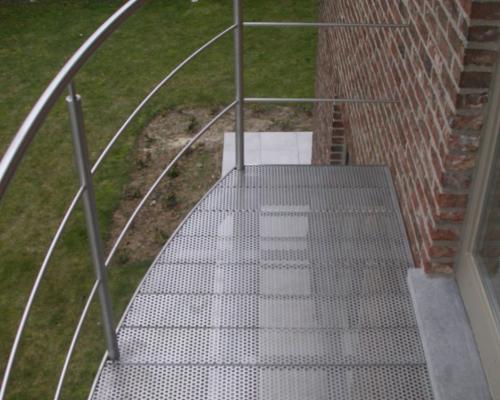 inox draaitrap met 2 trapbomen-leuning en balustrade met horizontale tussenstijlen