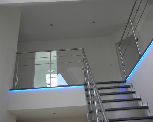 balustrade avec 2 poteaux horizontaux combiné avec du verre