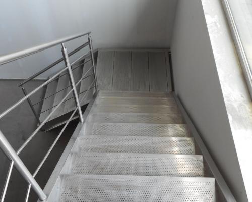 escalier avec 2 limons, marches poinçonnées, rampe avec poteaux horizontales